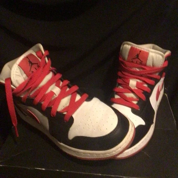 Big kids Jordan 1 Mid Very Berry (GS) - Picture 8 of 9